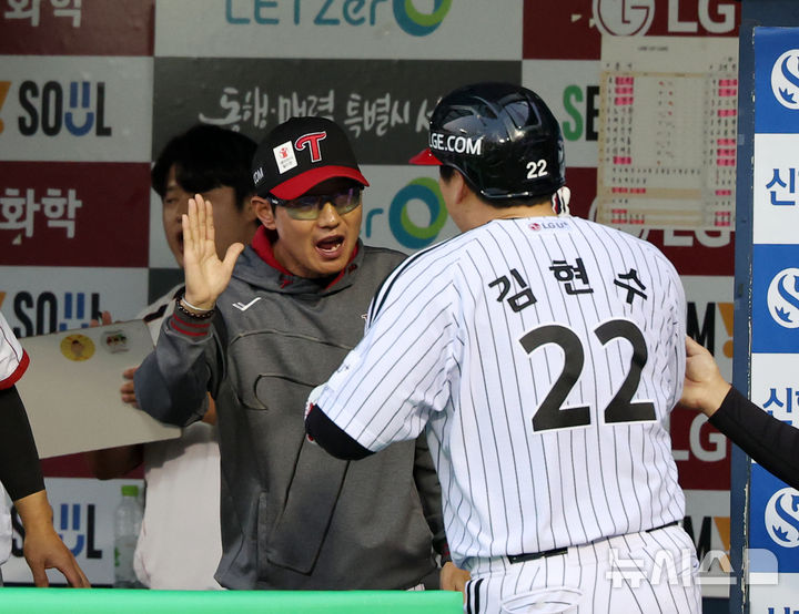 염경엽 <b>LG</b> 감독 "5월 잘 버텼다…6월 키플레이어는 <b>오지환</b>·<b>문성주</b>"