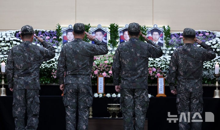 해군, <b>해상초계기 순직</b> 승무원 영결식 엄수…"마지막까지 임무 충실"