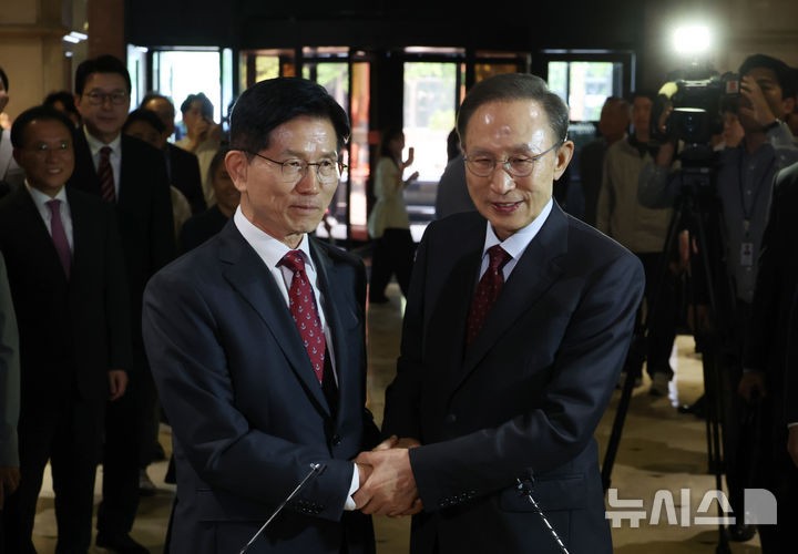 <b>이명박</b> "나라 살림 정직하게 잘 할 지도자가 나왔으면 좋겠어"