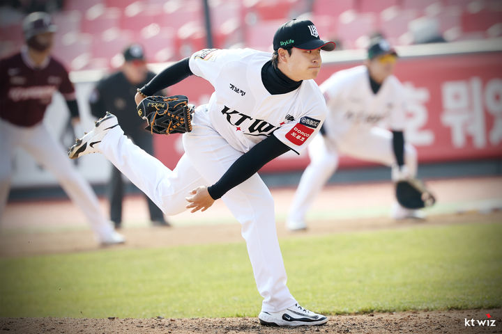 프로야구 KT <b>박세진</b>↔<b>롯데</b> 이정훈, 1대 1 트레이드 단행