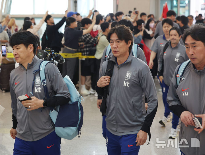 <b>이라크</b>로 <b>출국</b>하는 <b>홍명보</b> 감독