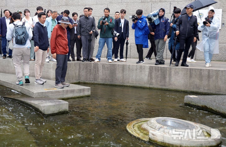 <b>청계천 산책</b>하는 <b>이명박</b> 전 대통령