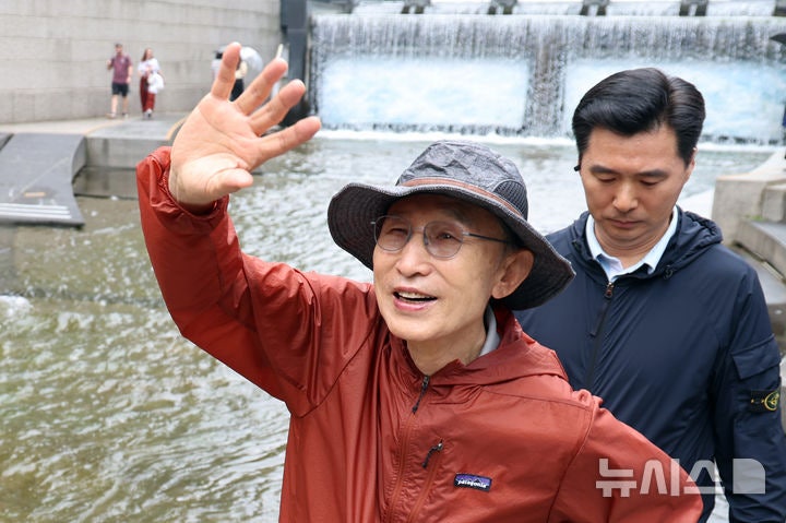 <b>이명박</b> "나라 살림 정직하게 잘 할 지도자가 나왔으면 좋겠어"