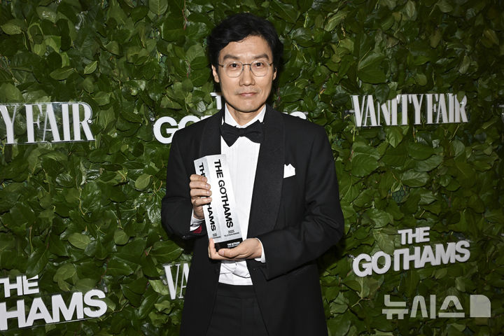 '2025 <b>고담 어워즈 공로상</b>' 포즈 취한 <b>황동혁</b> 감독