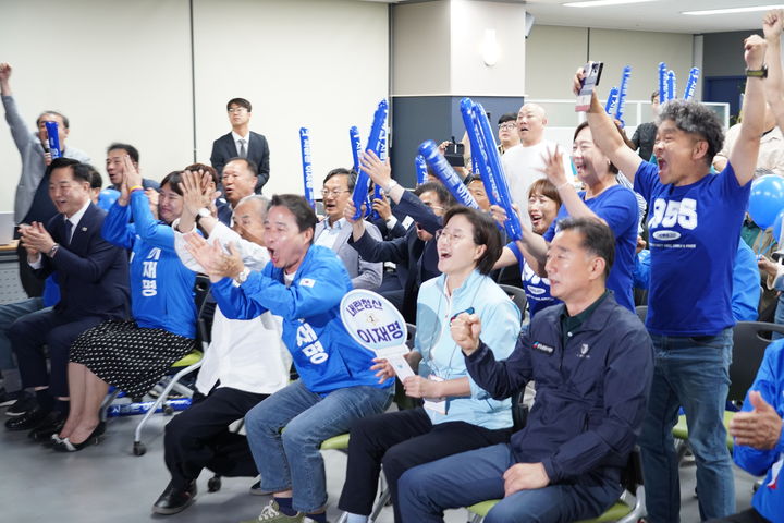 [창원=뉴시스] 강경국 기자 = 3일 오후 경남 창원시 의창구 더불어민주당 경남도당 민주홀에서 지상파 방송 3사의 제21대 대통령 선거 출구조사 결과가 발표되자 송순호, 김두관, 정진용, 이병하, 박혜경, 박봉열,