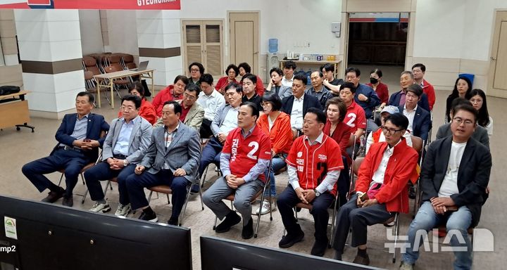 [창원=뉴시스]홍정명 기자 = 국민의힘 경남선대위 김종양(앞줄 왼쪽서 네 번째) 공동선대위원장 등이 3일 오후 경남도당 5층 제21대 대통령선거 개표 상황실에서 지상파 방송사 출구조사 결과 이재명 후보의 과반 이상