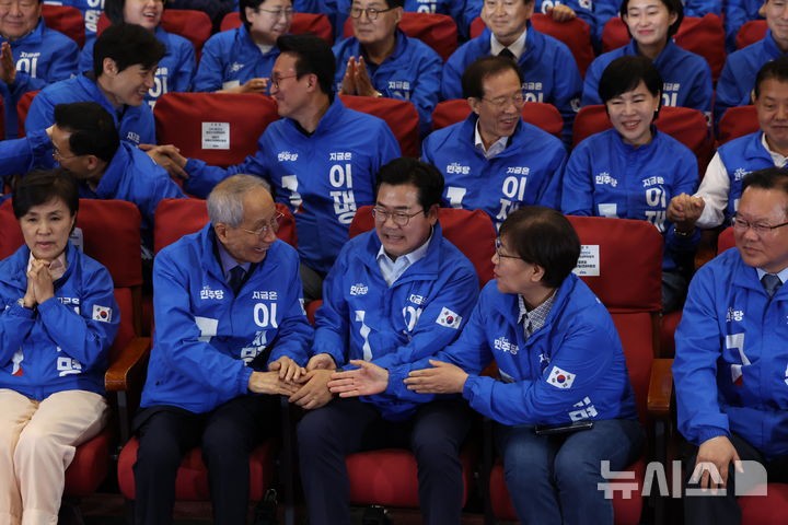 민주, '이재명 우세' 출구조사 결과에 박수·<b>환호</b>…"이재명" 연호