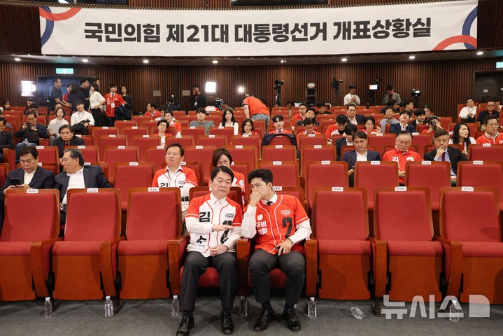 <b>국민의힘</b>, '이재명 당선 확실'에 침통…"당 <b>쇄신</b> 못 해" 비판도