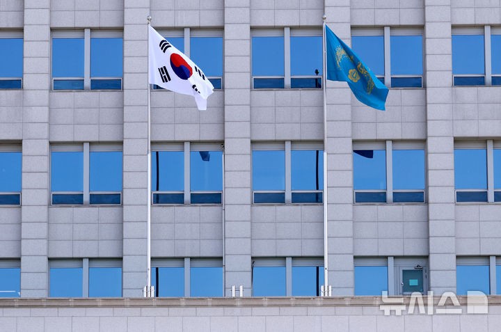 다시 올라간 <b>봉황기</b>