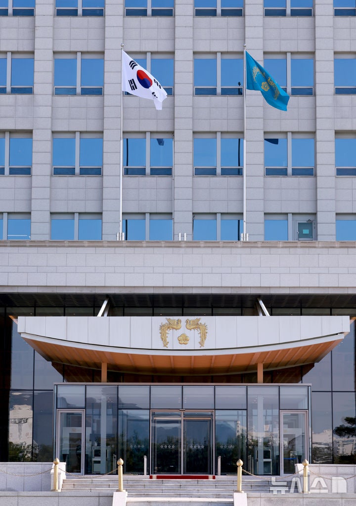 다시 올라간 <b>봉황기</b>
