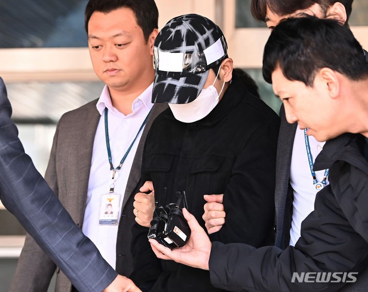 '故<b>이선균 수사정보 유출</b>' 검찰 <b>수사</b>관·경찰·기자 재판行