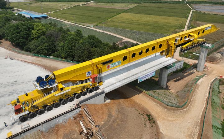 [서울=뉴시스] 동부건설이 시공하는 '호남고속철도 2단계 제2공구 건설공사'에 PSM공법을 적용해 상판을 거치하는 모습. 2025.06.05. (사진=동부건설 제공) photo@newsis.com  *재판매 및 DB