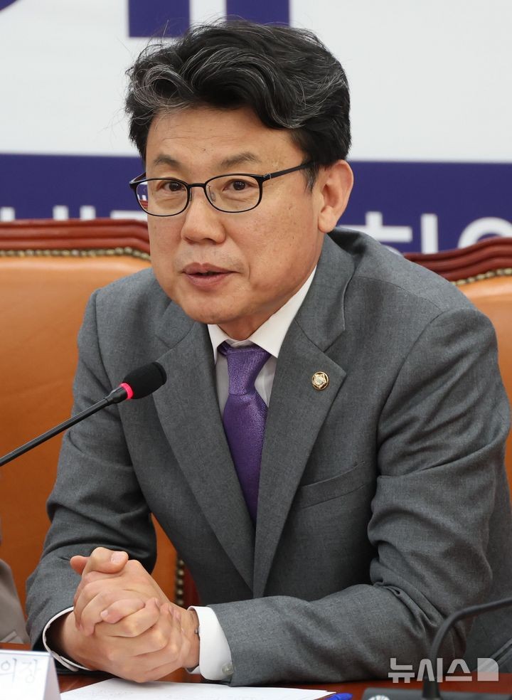 與 <b>진성준</b> "20조 추경 필요…재정 여력 따라 늘어날 수도"