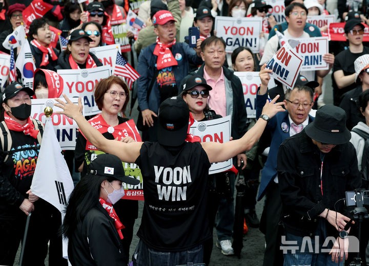 정권교체 첫 주말 서울 곳곳 <b>집회</b>…"尹 구속" vs "<b>부정선거</b>"