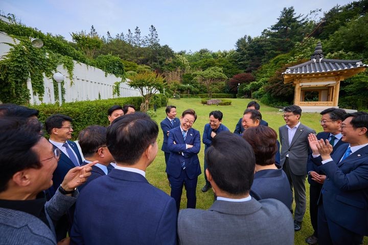 李, 與지도부 관저 초청해 만찬…"<b>원팀 정신</b>으로 나아가자"(종합2보)