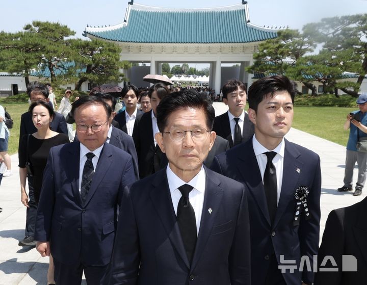 <b>김문수</b>, <b>나경원</b>·<b>안철수</b> 연달아 <b>회동</b>…당 대표 관련 얘기는 안해