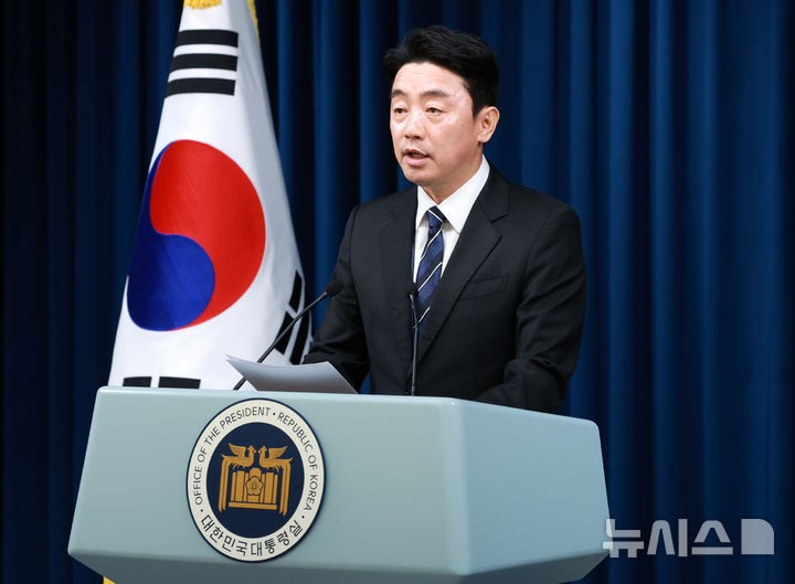 대통령실 정무수석 우상호, <b>민정수석 오광수</b>, 홍보수석 이규연