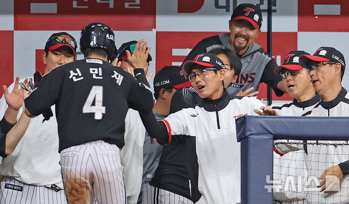 연패 끊은 LG <b>염경엽</b> 감독 "선발 송승기의 완벽한 피칭이 승리 발판"