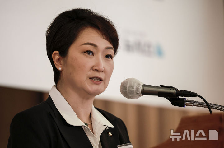 [서울=뉴시스] 정병혁 기자 = 국회 산업통상자원중소벤처기업위원회 소속 이언주 더불어민주당 의원의 모습. 2025.04.29. jhope@newsis.com