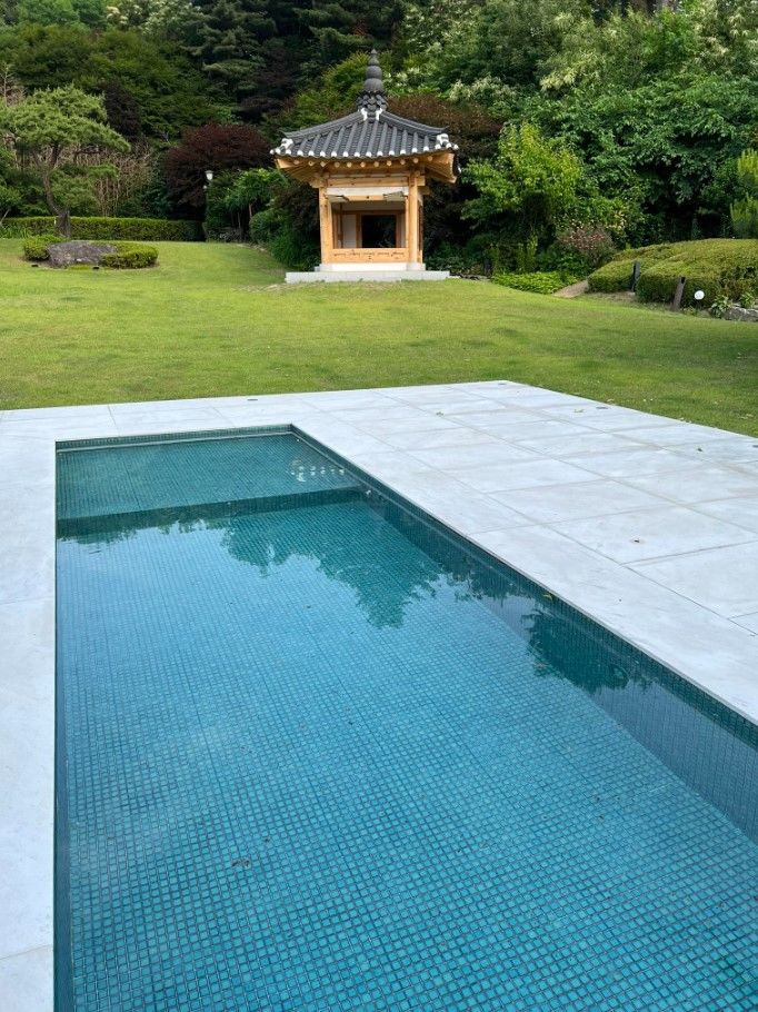 [뉴시스] 한남동 대통령 관저에 설치된 '개 수영장'으로 추정되는 수조 시설 사진이 공개돼 논란이 일고 있다. (사진=박홍근 의원 페이스북) *재판매 및 DB 금지