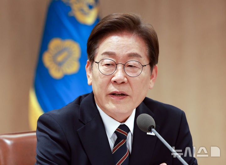 이재명 대통령, <b>물가</b> 문제로 큰 <b>고통</b>' 당정협의 통해 <b>대책</b> 마련할 듯 [뉴...