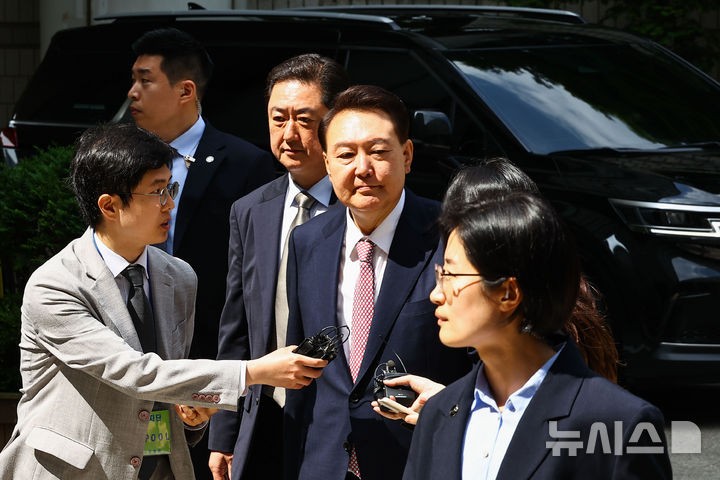 경찰, 尹 전 대통령 소환 통보…'<b>비화폰 삭제지시</b>' 추가 입건