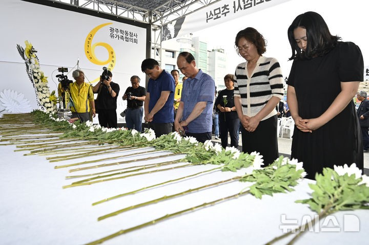 '학동<b>참사</b>' 4년, 사과는 없었다…고개 숙인채 흐느낀 유족