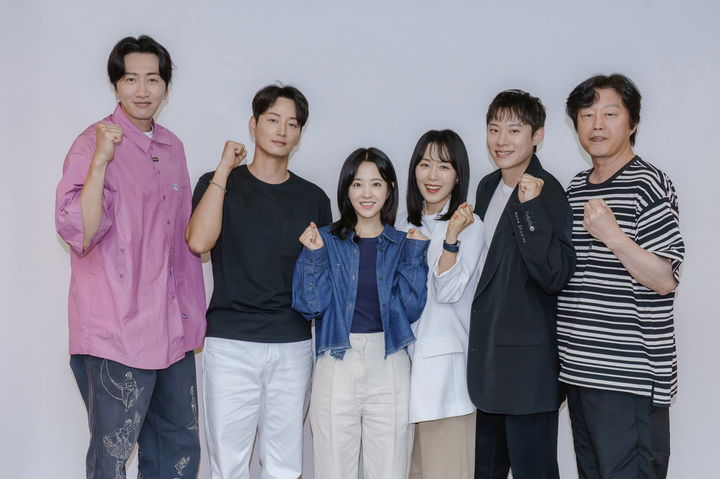<b>박보영</b> 손에 금괴가…디즈니+ '<b>골드랜드</b>' 내년 공개