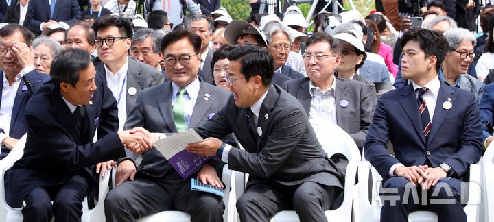 우원식 "<b>국회</b> 공간서 협력 중요" <b>우상호</b> "李, <b>국회</b> 존중·<b>소통</b> 원칙 지킬...