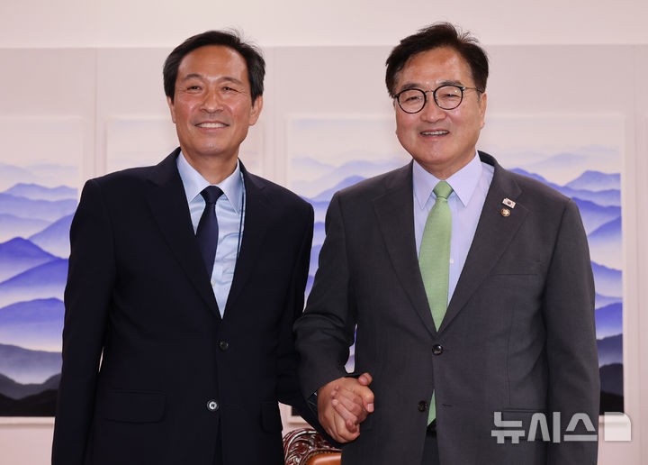 <b>우원식 국회의장</b>, <b>우상호</b> 정무수석 접견… 국회·행정부 간 협력 깊은 공...