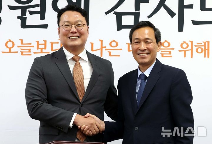 악수하는 <b>천하람</b>-<b>우상호</b>