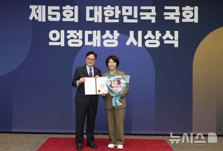 한정애 의원, 제5회 대한민국 <b>국회 의정대상 수상</b>