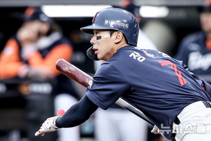 <b>롯데 장두성</b>, KT 박영현 견제구에 옆구리 맞아 병원 이송…입에 출혈까...