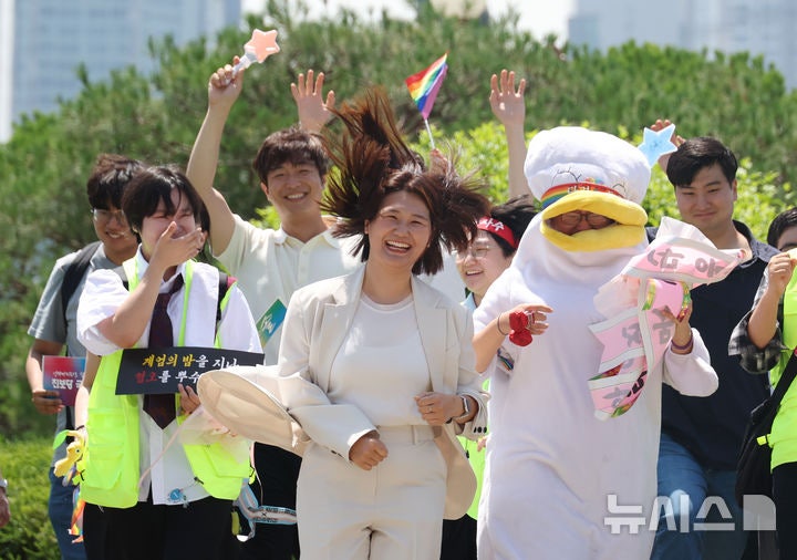 <b>등원</b> 퍼포먼스하는 <b>손솔 의원</b>과 참석자들