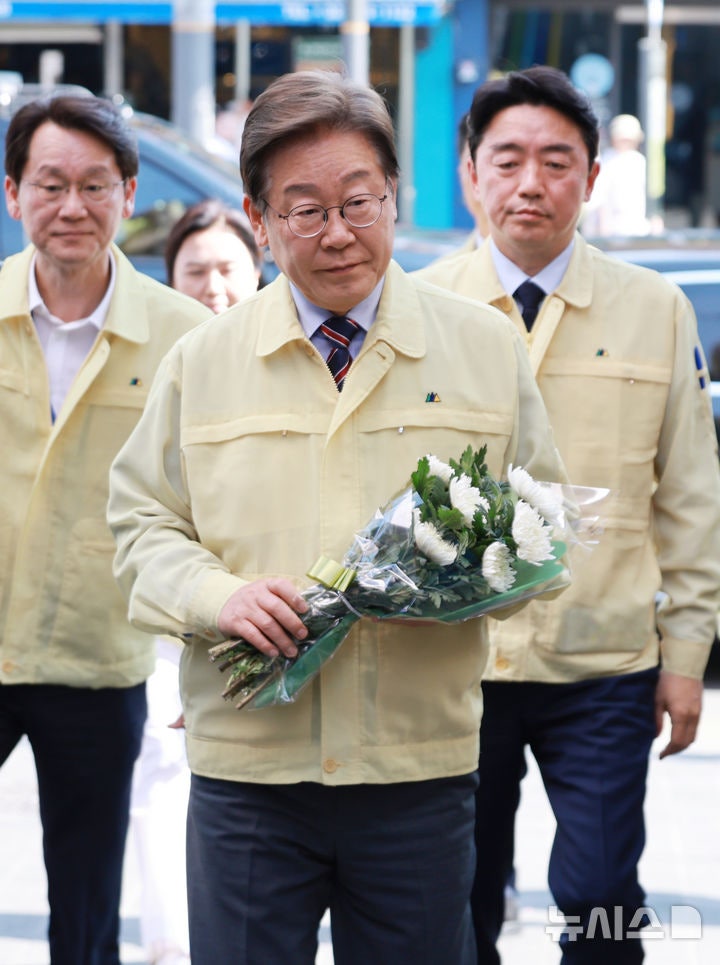 이 대통령 "한반도 평화 중요 과제…<b>남북 대화채널</b>부터 빠르게 <b>복구</b>"