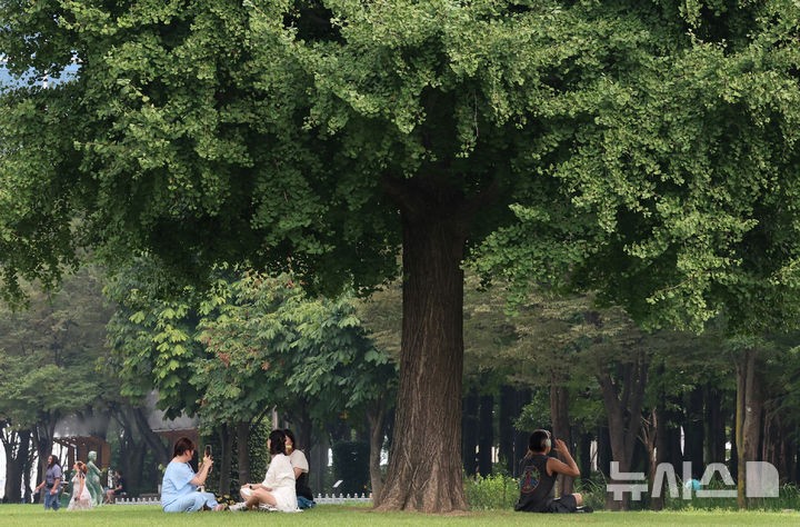 <b>서울숲</b> 불 지른 <b>러시아인</b>들 검거…20대 여성 구속영장 신청