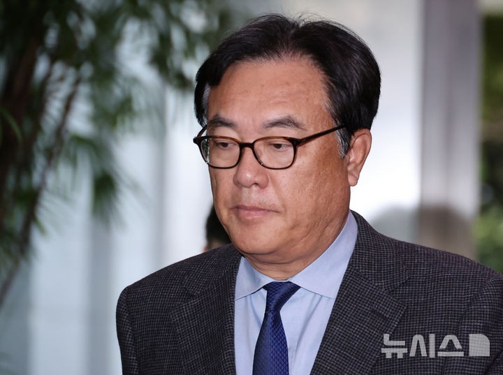 검찰, '<b>공천개입 의혹</b>' 관련 정진석 전 비서실장 조사