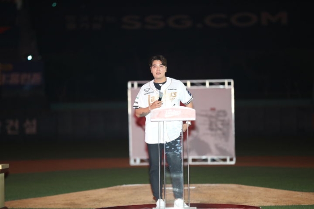 울지 않겠다던 추신수, 은퇴식서 결국 눈물…가족처럼 반겨준 팬들께 감사