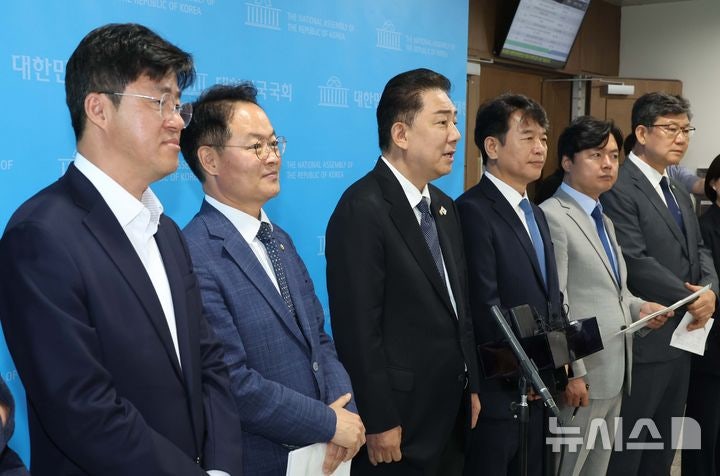 <b>김병기</b>, 與원내부대표단 16명 구성…"야당과 만남 정례화"(종합)