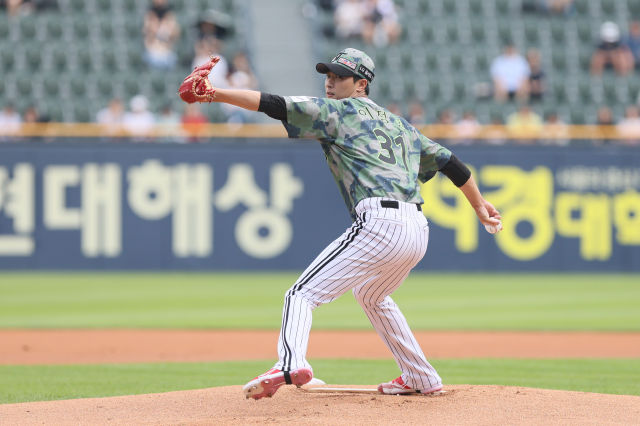 '<b>전역</b> 눈앞' 상무 <b>이정용</b>, 17일 잠실 NC전서 시구…"팬들 그리웠다"