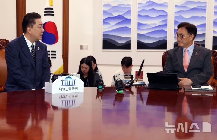 <b>김병기</b> "세 마리 토끼 잡아야 하는 상황"…<b>우원식</b> "양당 원대 회동 제안...
