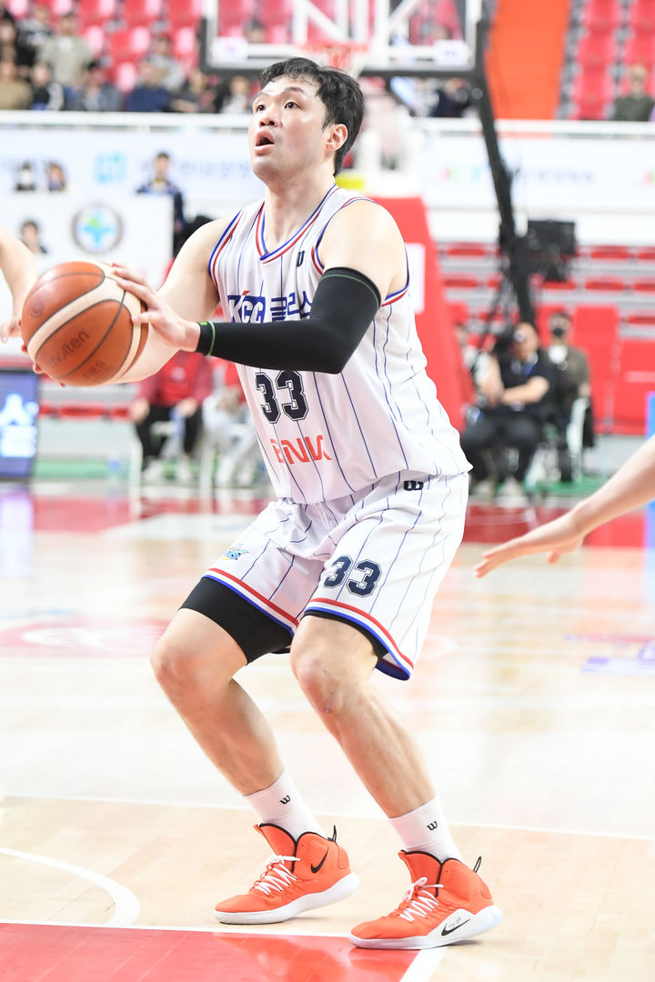 프로농구 KCC <b>이승현</b>·전준범↔<b>현대모비스</b> 장재석 <b>트레이드</b>