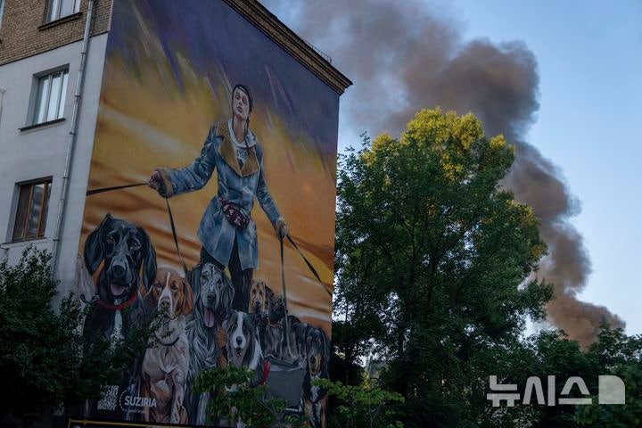 [키이우=AP/뉴시스] 17일(현지 시간) 우크라이나 키이우에서 러시아의 미사일과 드론 공습으로 연기가 피어오르고 있다. 2025.06.17.