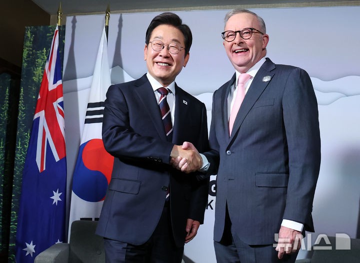 이 대통령, G7 계기 호주 총리와 <b>정상회담</b>…"APEC 성공 개최 <b>협력</b>"(종합...