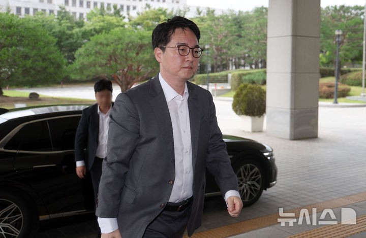 '민정수석과 <b>비화폰 통화</b>' 출근하는 <b>심우정 검찰총장</b>