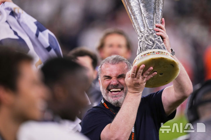 <b>토트넘</b> 회장 "UEL 우승 포스테코글루 <b>감독</b> 경질, 어려웠던 결정"