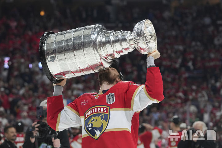 NHL <b>플로리다</b>, 2년 연속 에드먼턴 꺾고 <b>스탠리컵 우승</b>…타이틀 방어