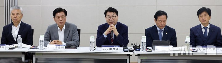 기재부 <b>업무보고</b> 참석한 <b>이한주</b> 국정기획<b>위원장</b>