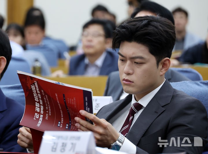 자료 보는 <b>김용태</b> 비대위원장