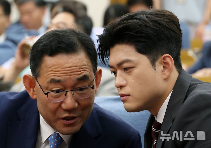 대화하는 주호영-<b>김용태</b>